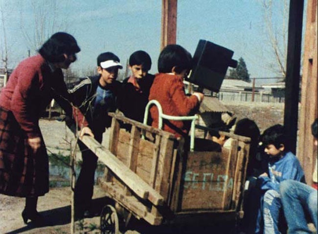 Cent enfants qui attendent un train |  Expos