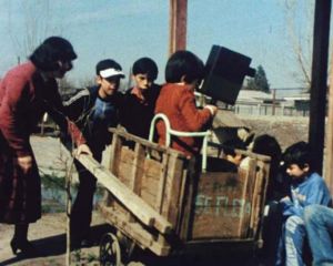 Cent enfants qui attendent un train |  Expos