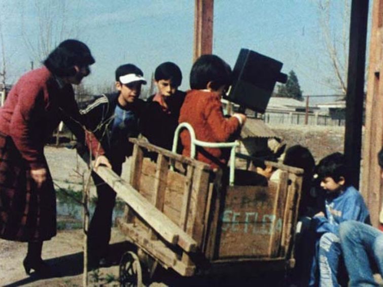 Cent enfants qui attendent un train |  Expos